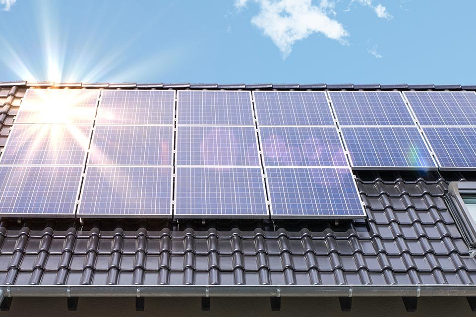 Une toiture avec panneaux photovoltaïque